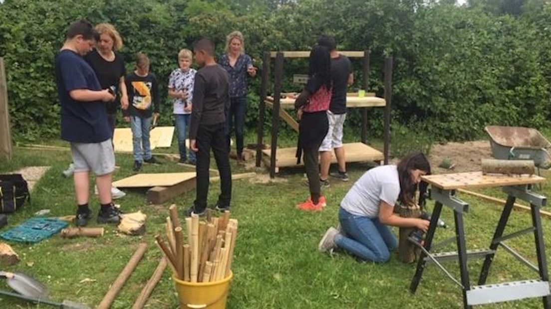Leerlingen OBS Het Facet Zwolle bouwen bijen en insectenhotel