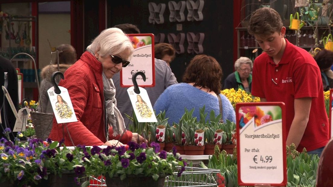 Drukte in Tuincentrum Borghuis in Deurningen