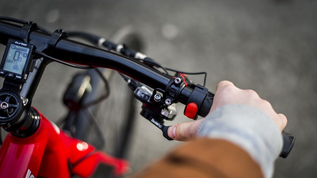 Het fietsstuur van een speed pedelec.