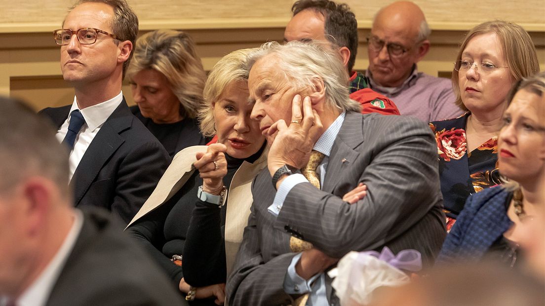 Directeur Peter Mulder en eigenaars Maya Meijer Bergmans en Ton Meijer van de MeyerBergman Erfgoed Groep, gisteravond in de raadszaal van Baarn.