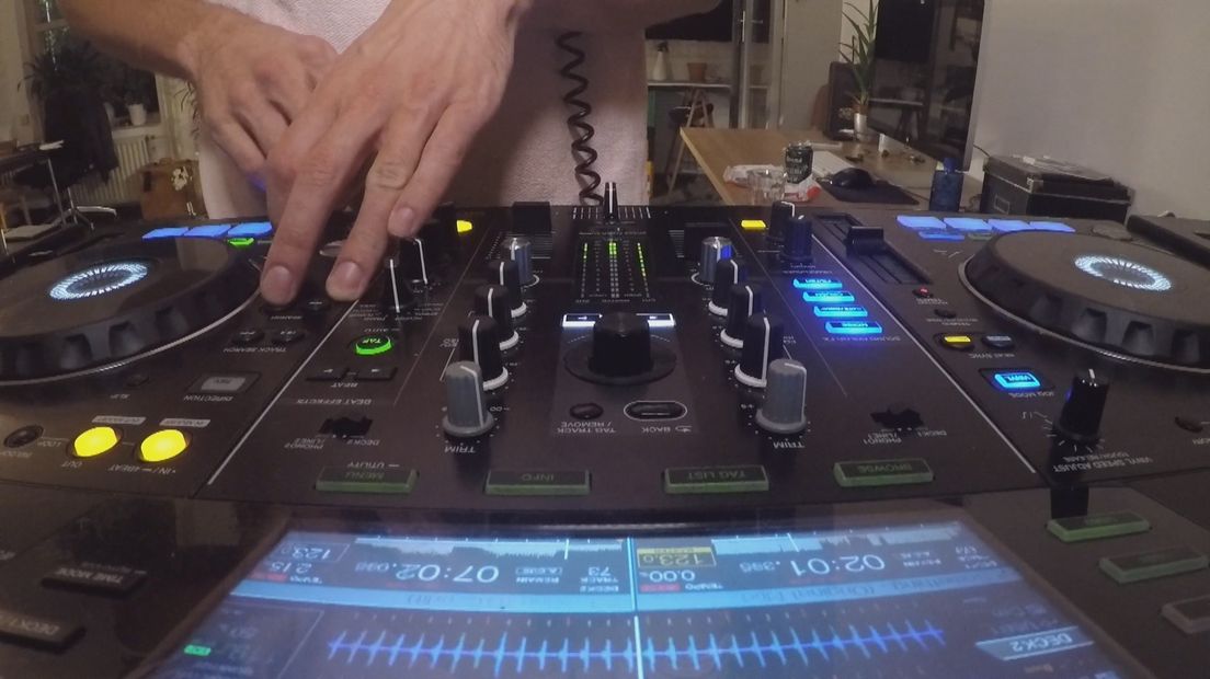 DJ's draaien platen in hun woonkamer voor het goede doel