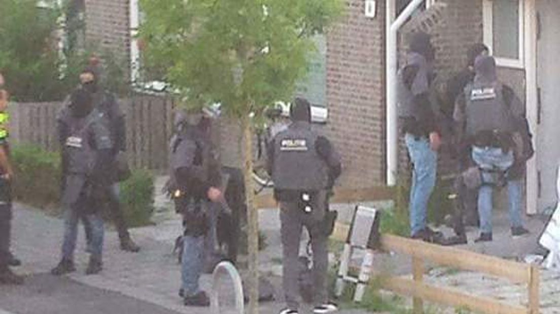 Aan de Zeewijksingel in Oost-Souburg is dinsdagmorgen een speciaal politie team een huis binnengevallen