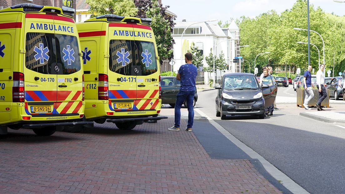 Fietser met spoed naar ziekenhuis na ongeluk met auto in Deventer