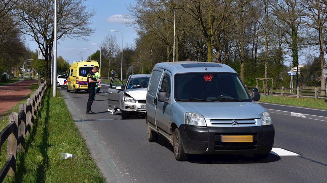 Gewonde bij botsing tussen twee auto's in Almelo