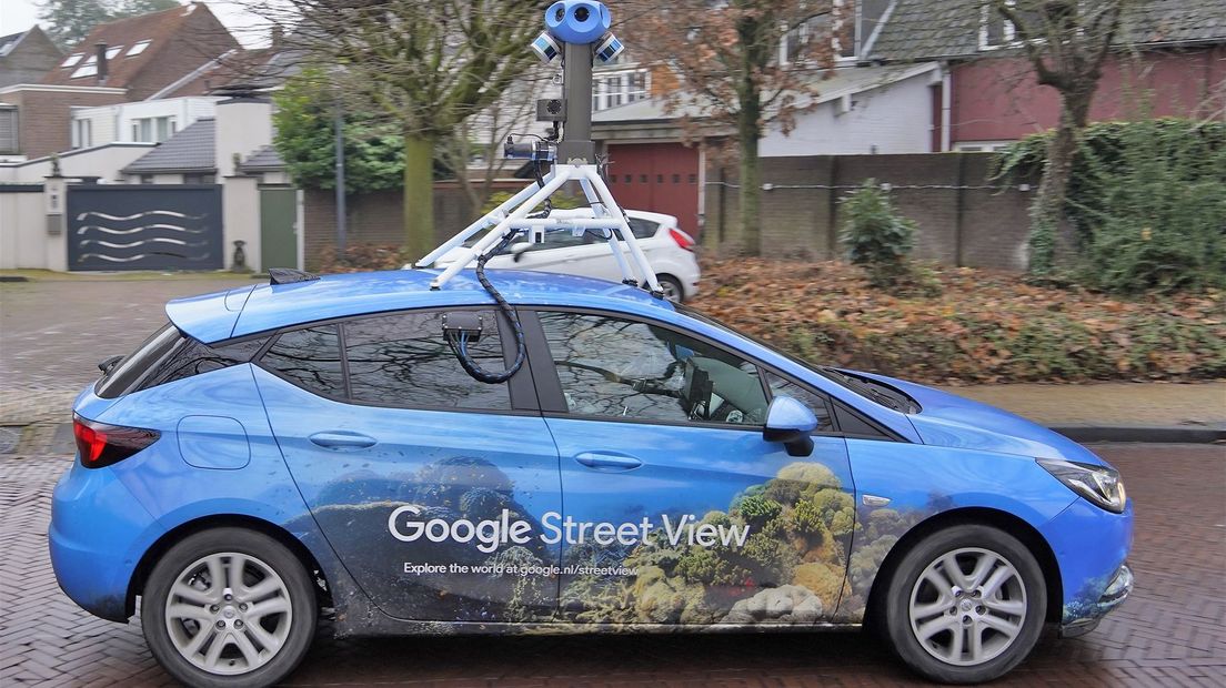 De auto van Google Streetview die rondrijdt om beelden te maken van de straten
