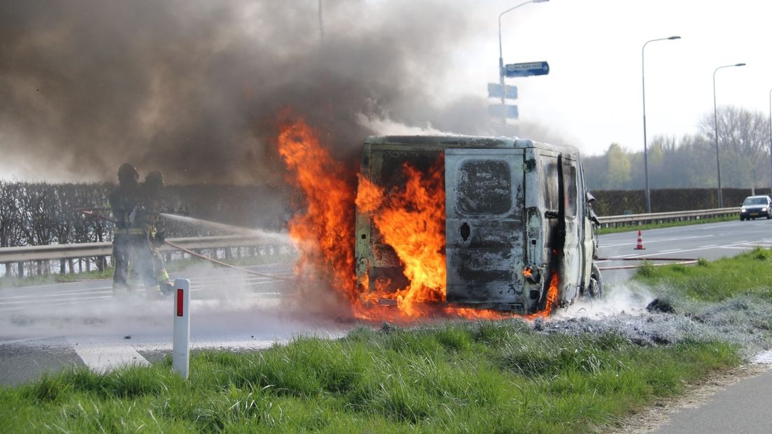 Busje uitgebrand bij Sas van Gent (video)