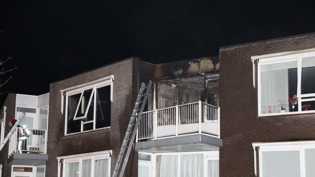 Een appartement van het complex brandde volledig uit
