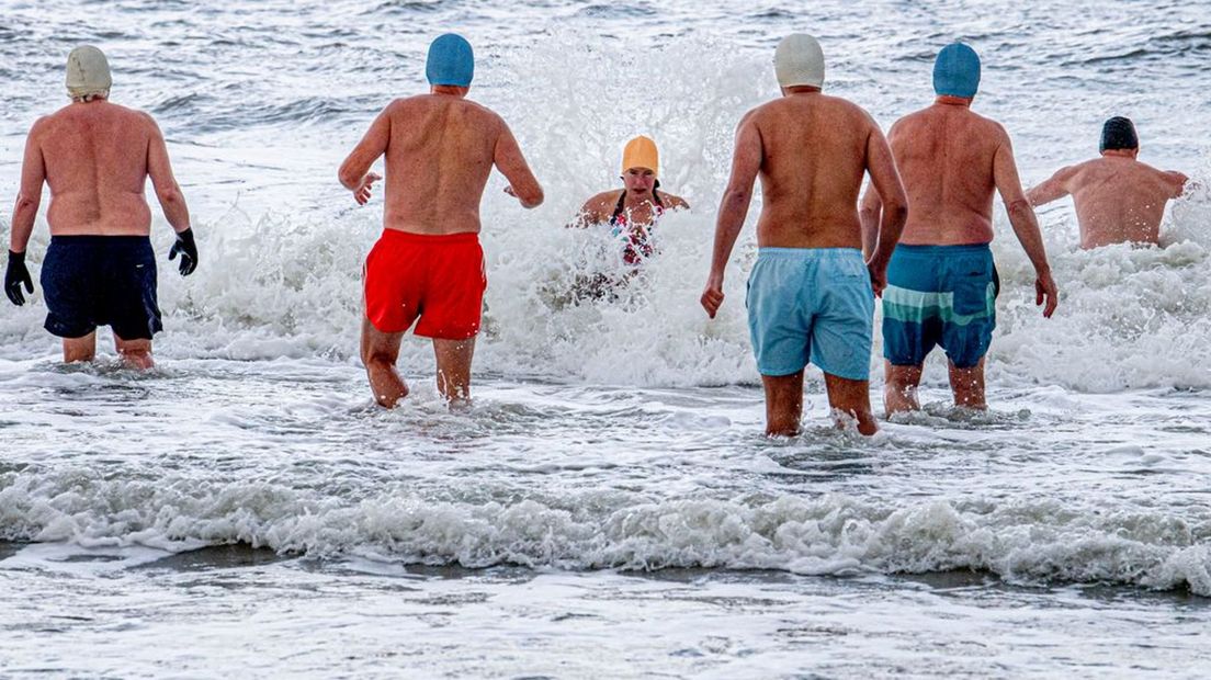 De nieuwjaarsduik in Borculo gaat vooralsnog door. (Foto ter illustratie)