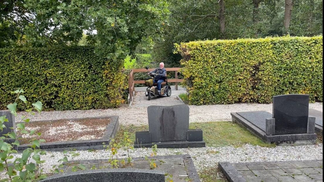 Jan Ribbink kan zonder obstakels de begraafplaats oprijden in zijn scootmobiel