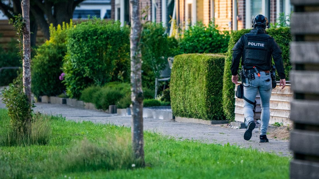 Een politieagent in een straat in Hoogezand