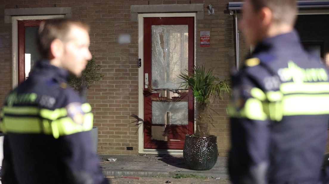 De explosie was krachtig genoeg om de complete voordeur te vernielen