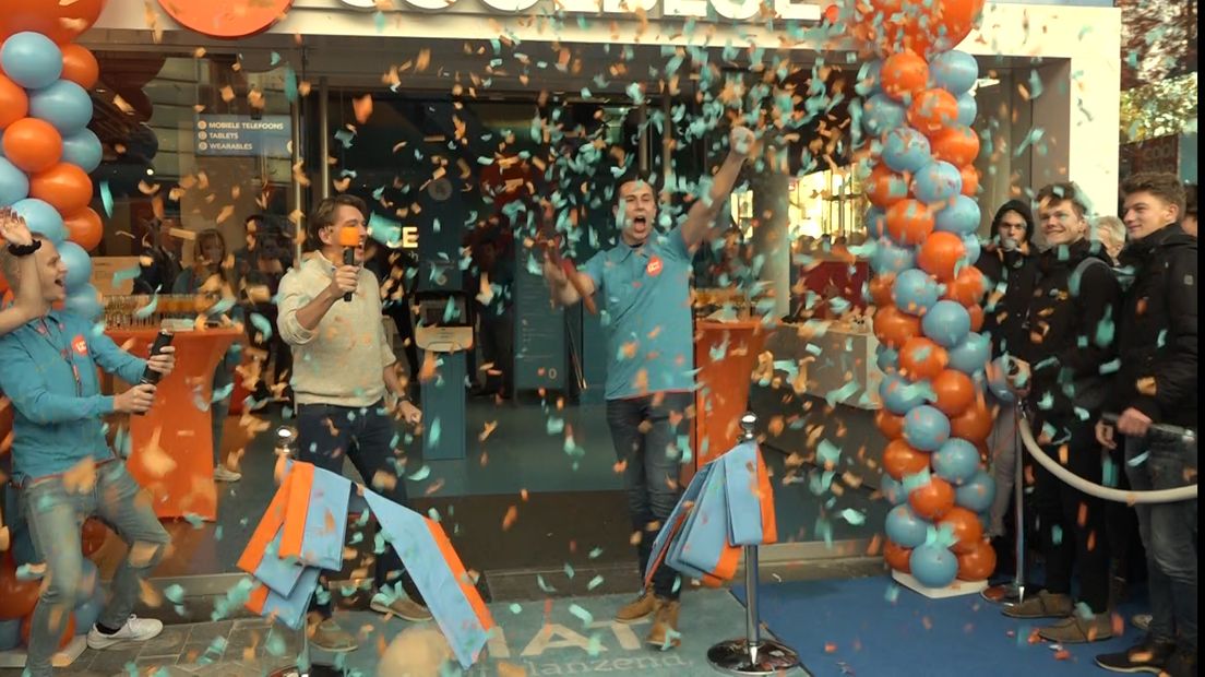 In het centrum van Arnhem gaat vandaag de eerste Gelderse vestiging open van Coolblue. De internetshop, die groot werd met de verkoop van consumentenelektronica, zit in het pand in de Roggestraat waar eerst Kijkshop was gevestigd.