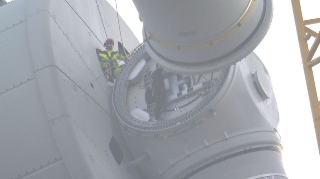 De wieken worden op grote hoogte aan de windturbine gemonteerd.
