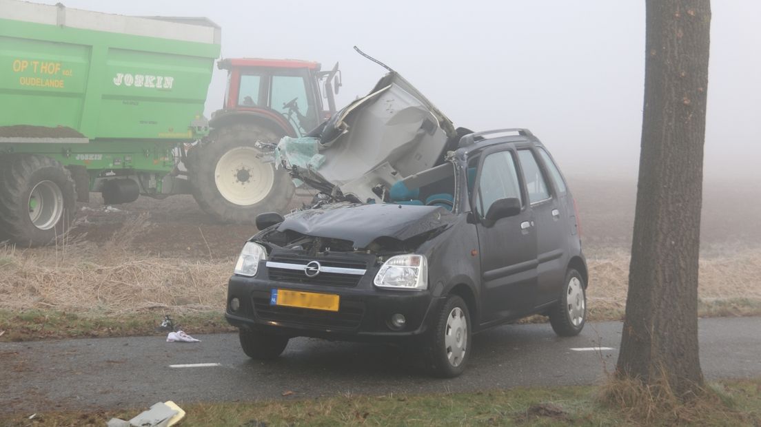 Auto botst met tractor, openscheurend dak verwondt kind (video)