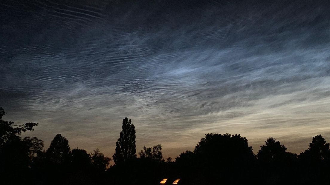 Ook boven Leusden leverden de 'lichtende nachtwolken' een mooi plaatje op.