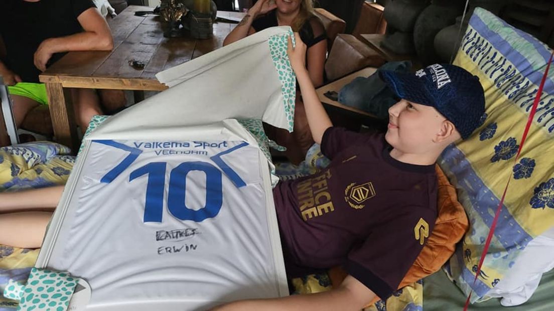 Dylano glundert als hij het voetbalshirt van zijn voetbalheld tevoorschijn ziet komen