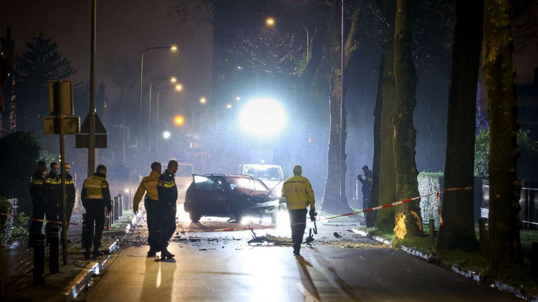 Hulpdiensten rondom de auto op de Pop Dijkemaweg in november 2020