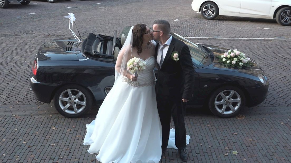 Frits Ordelman en Mady voor 't Hekke kussen elkaar vlak voor de huwelijksvoltrekking