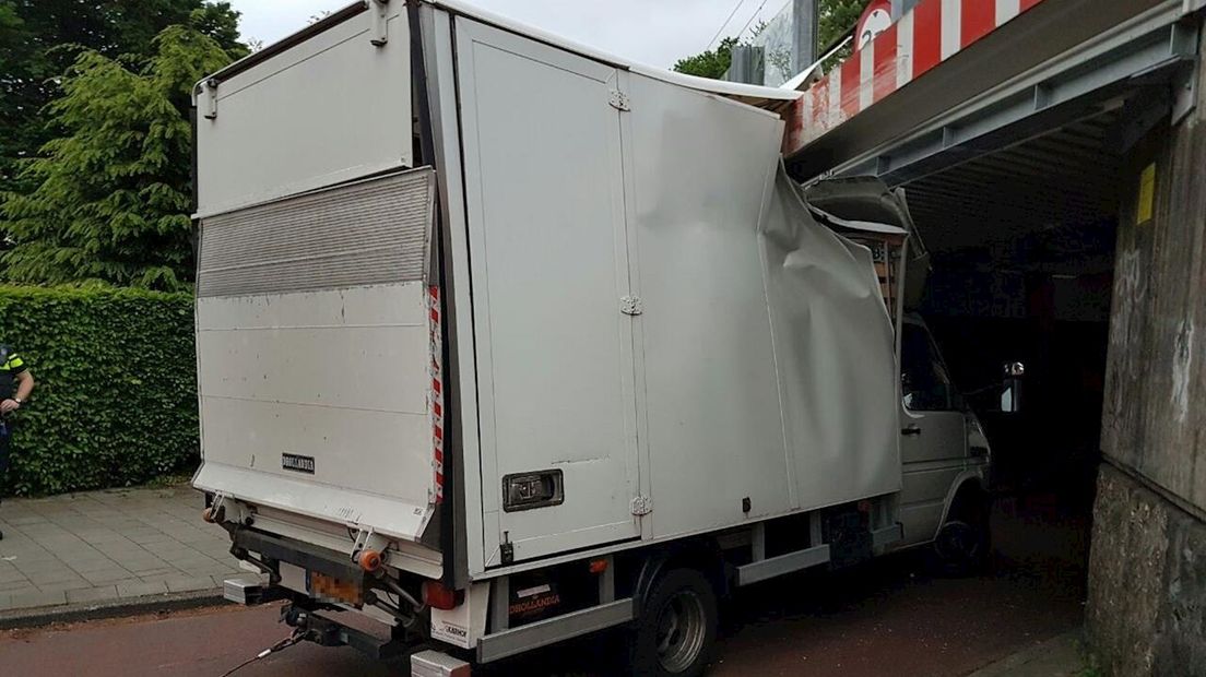 Vrachtauto rijdt zich klem onder spoorbrug Hengelo