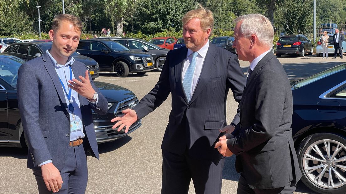 Koning Willem-Alexander arriveert in Ter Apel, rechts staatssecretaris Eric van der Burg van Asiel