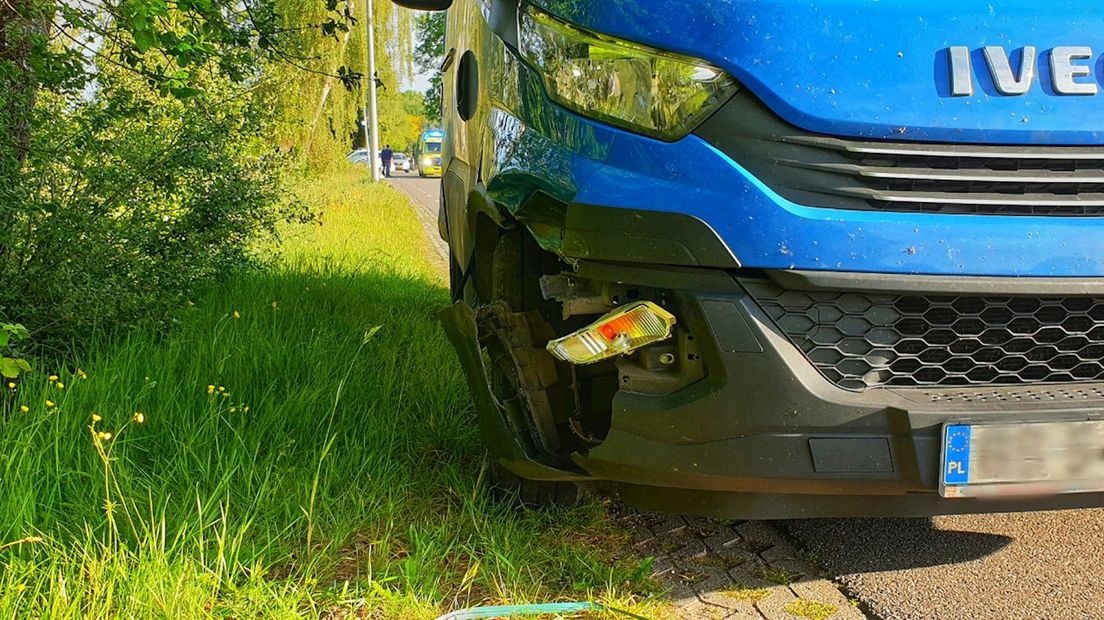 Automobilist lichtgewond na botsing in Enschede