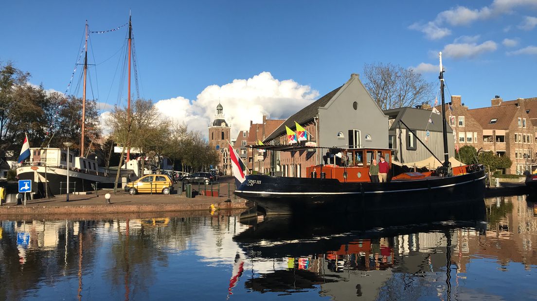 De Vereeniging III op haar nieuwe ligplaats aan de Stoombootkade (Rechten: Serge Vinkenvleugel/RTV Drenthe
