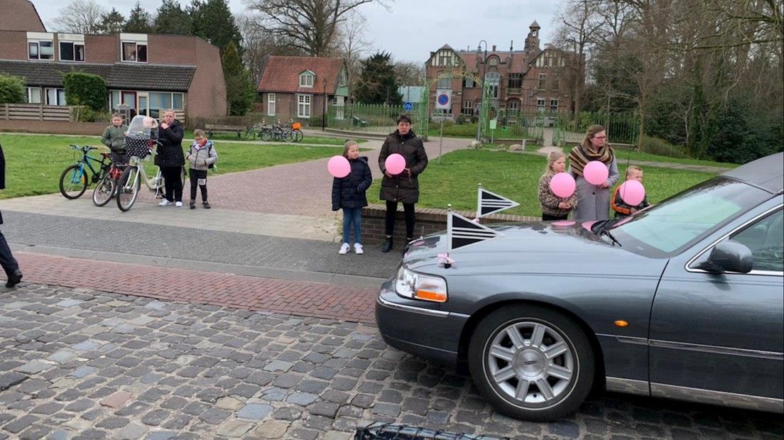 Kinderen in Steenwijk nemen afscheid van Jolé