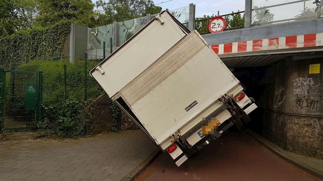Vrachtauto rijdt zich klem onder spoorbrug Hengelo