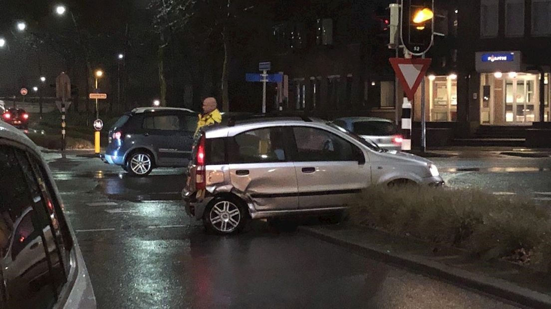 Chaos na aanrijding tussen twee auto's in Nijverdal