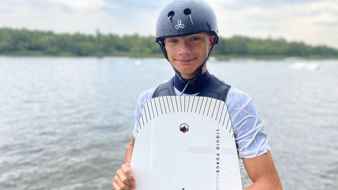 Lucas ter Weele traint voor NK wake-boarden