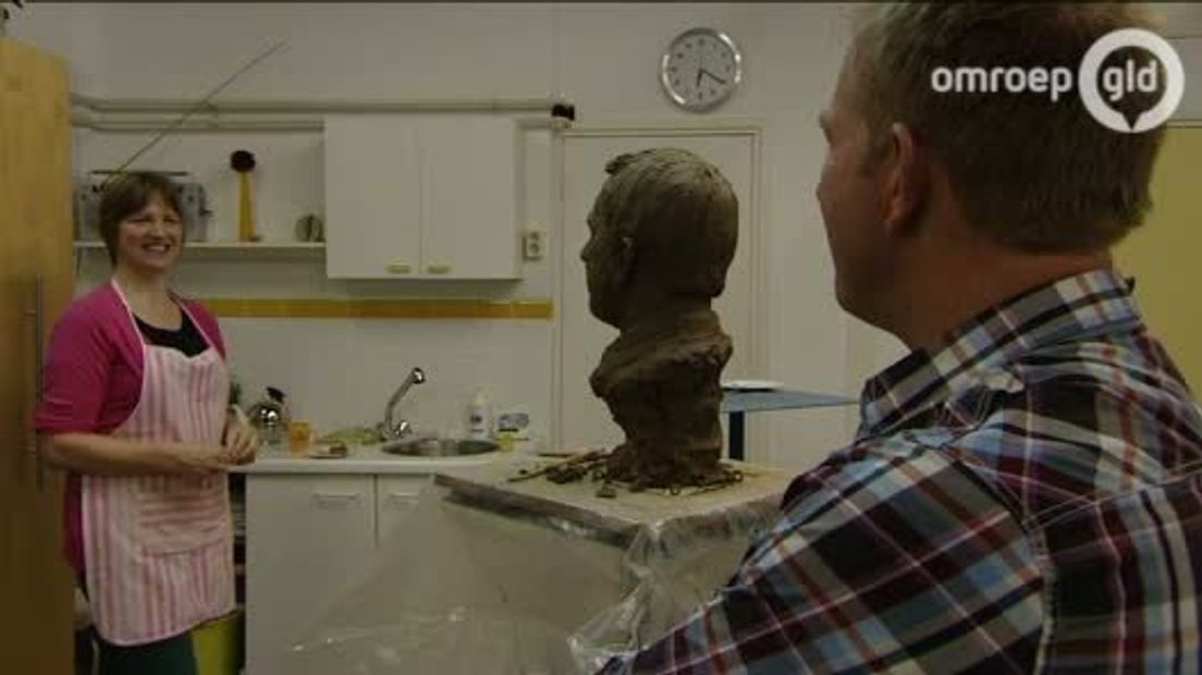 Ze exposeerde vorig jaar in Parijs en Liverpool en won een jaar eerder een prijs voor een van haar sculpturen op de Biënnale in Florence.