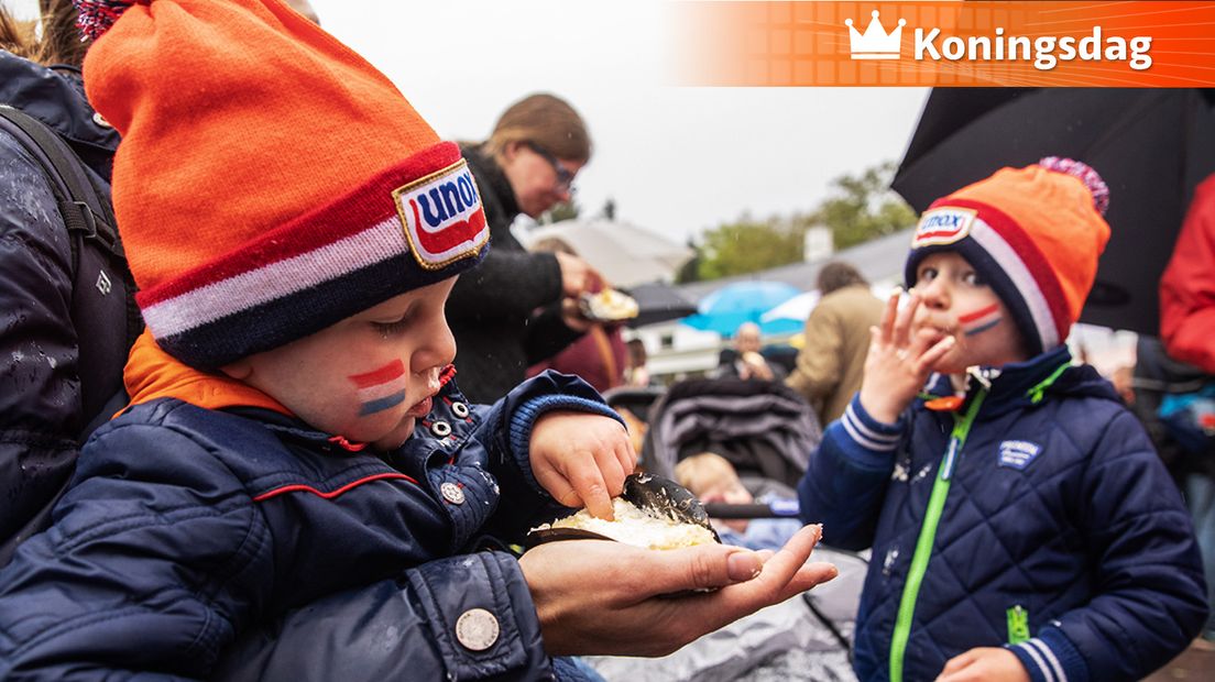 Op Paleis Soestdijk werd gesmuld van oranjegebakjes.