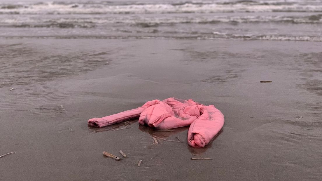 Aangespoelde waar op het strand van Schiermonnikoog