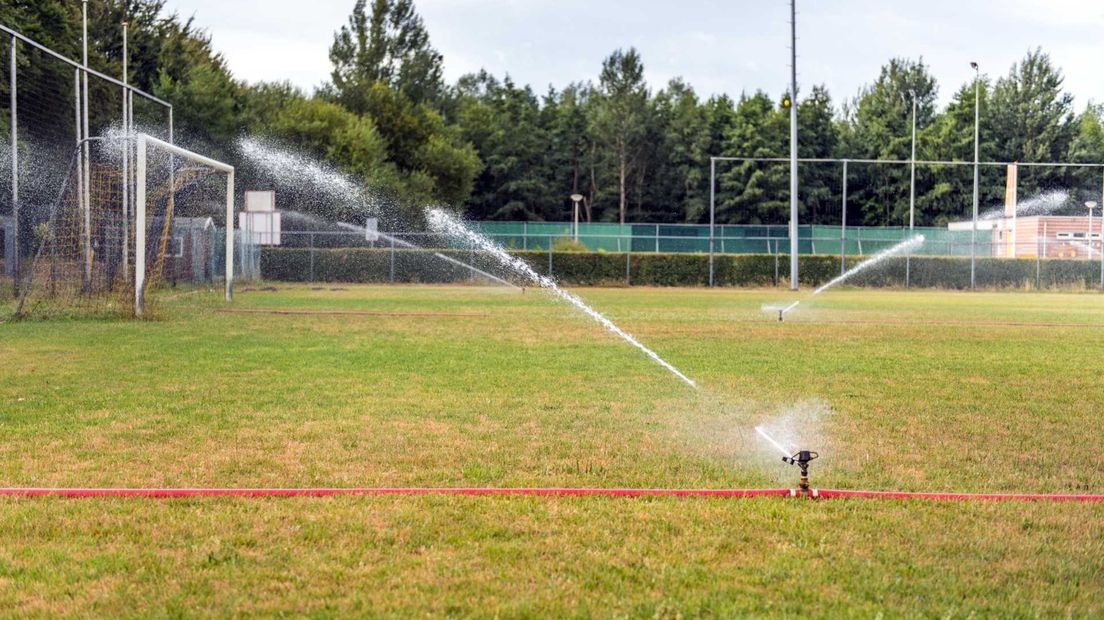 Op de velden van HSC in Sappemeer wordt er volop gesproeid om de velden speelklaar te krijgen.