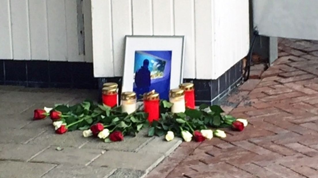 Kaarsen en bloemen voor doodgeschoten Oostburger (video)