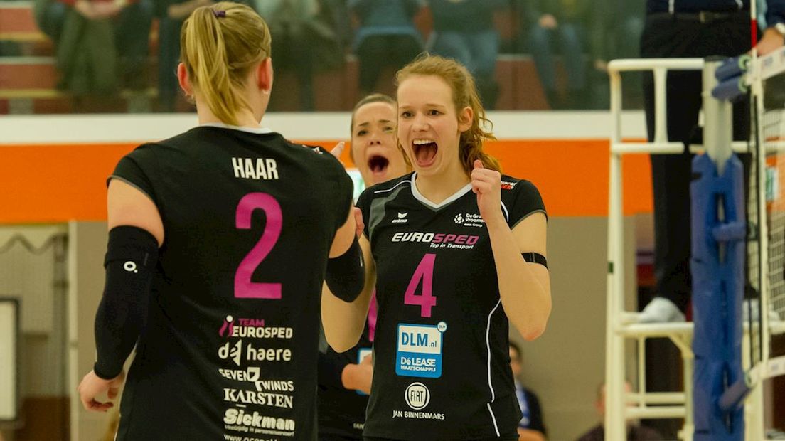Charlotte Haar (2)) en Eline Gommans (4) vieren de overwinning