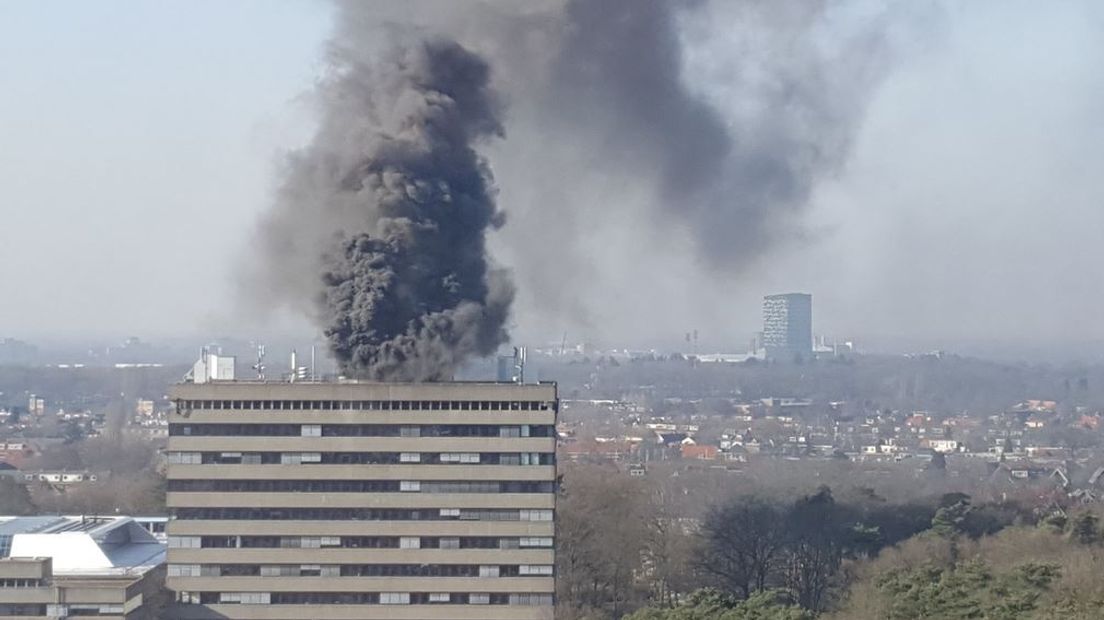 Het Spinozagebouw van de Radboud Universiteit in Nijmegen is dinsdag ontruimd vanwege een brand op het dak. Inmiddels is het gebouw weer vrijgegeven en zijn onder meer de lessen weer hervat.