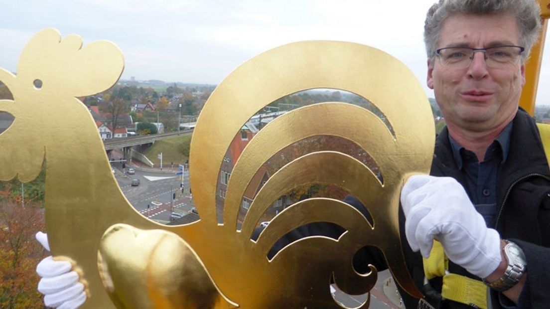 Haan staat eindelijk recht op kerktoren Westervoort, na twee pogingen