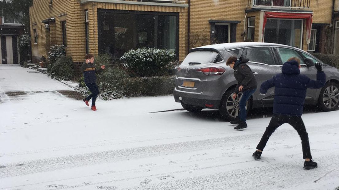 Sneeuwballen gooien na school in Utrecht
