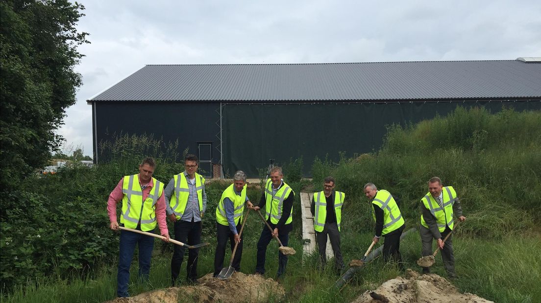 Vertegenwoordigers van Cogas, Gasunie en provincie bij aanleg biogasleiding in Fleringen