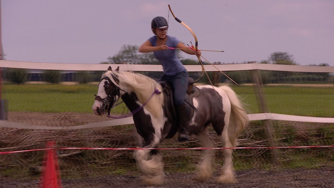 Nieuwe sport in Zeeland: boogschieten te paard