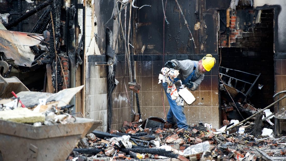 Het uitgebrande winkelpand in De Kerkstraat in Veendam in 2010