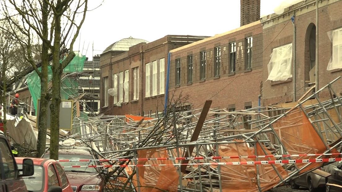 In de Tooropstraat in Nijmegen is maandagochtend een enorme steiger omgevallen. De mogelijke oorzaak is de harde wind. De steiger lag over een lengte van 100 meter omver. De schade in de straat is aanzienlijk.