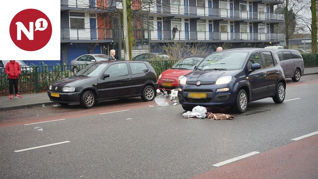 NIJMEGEN – Een scooterrijder is maandagmorgen op de O.C. Huismanstraat in botsing gekomen met een automobilist. De berijder van de scooter is door het ambulancepersoneel onderzocht.
