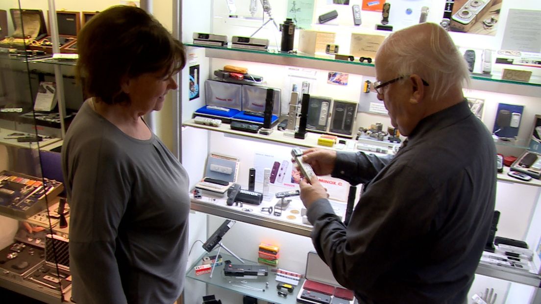 Henk Hommers en zijn vrouw in hun Minox-museum