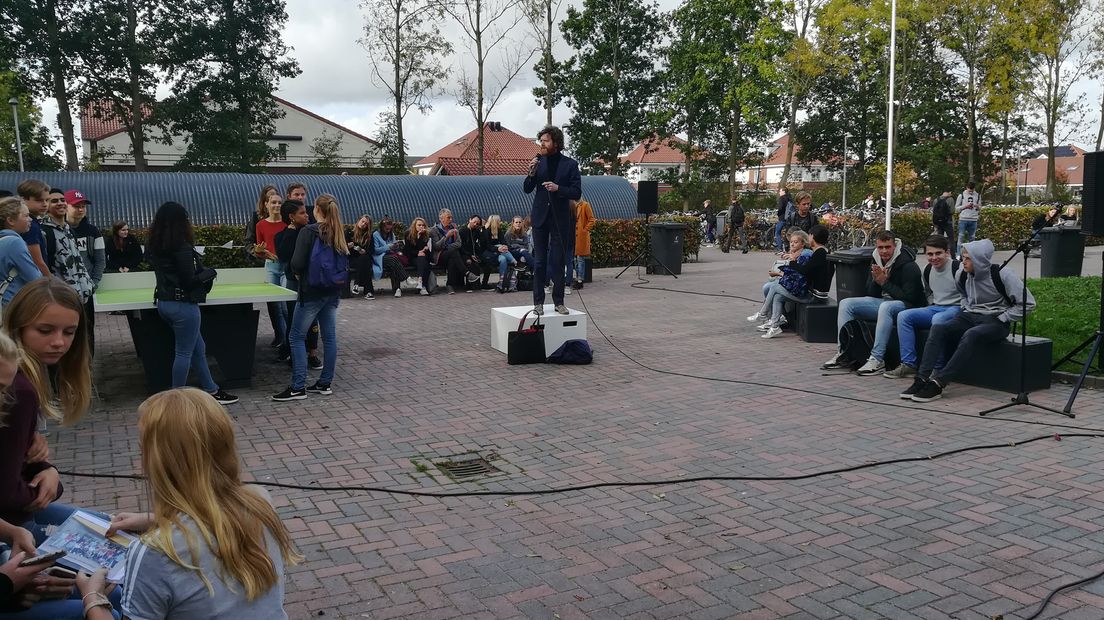 De directeur van het Revius Lyceum houdt een praatje.