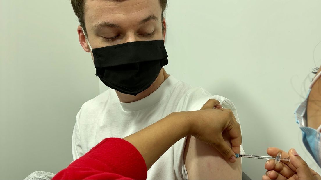 Studenten Laten Zich Prikken In De Bus Op De Erasmus Universiteit 