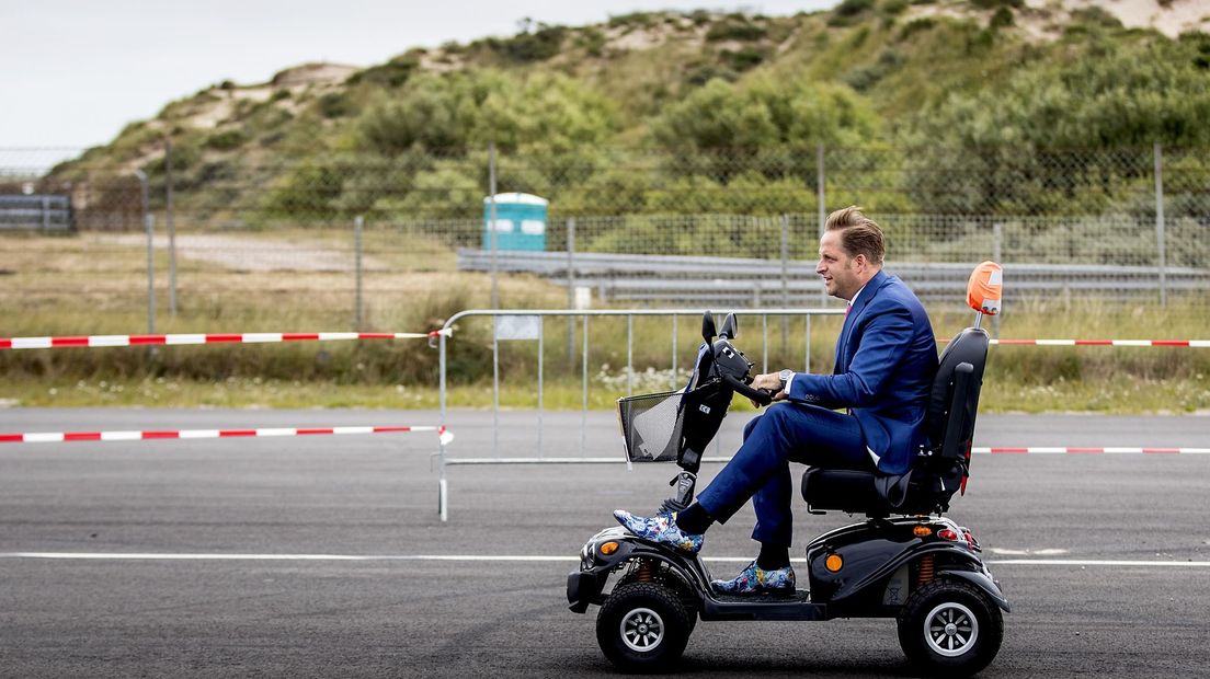 Minister Hugo de Jonge tijdens het NK scootmobiel op Zandvoort
