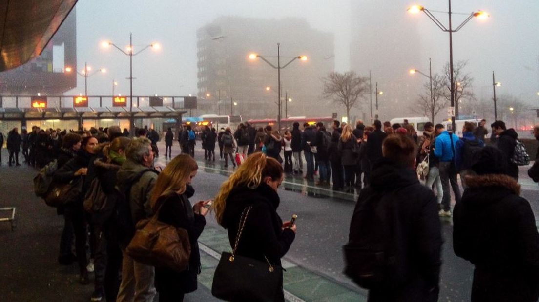 De problemen rond het treinverkeer tussen Arnhem en Nijmegen/Tiel zijn opgelost. Door uitgelopen werkzaamheden reden er maandag, tot 14.00 uur, geen treinen op de trajecten.
