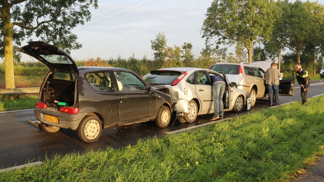 Vier auto's botsen op elkaar bij 's-Gravenpolder